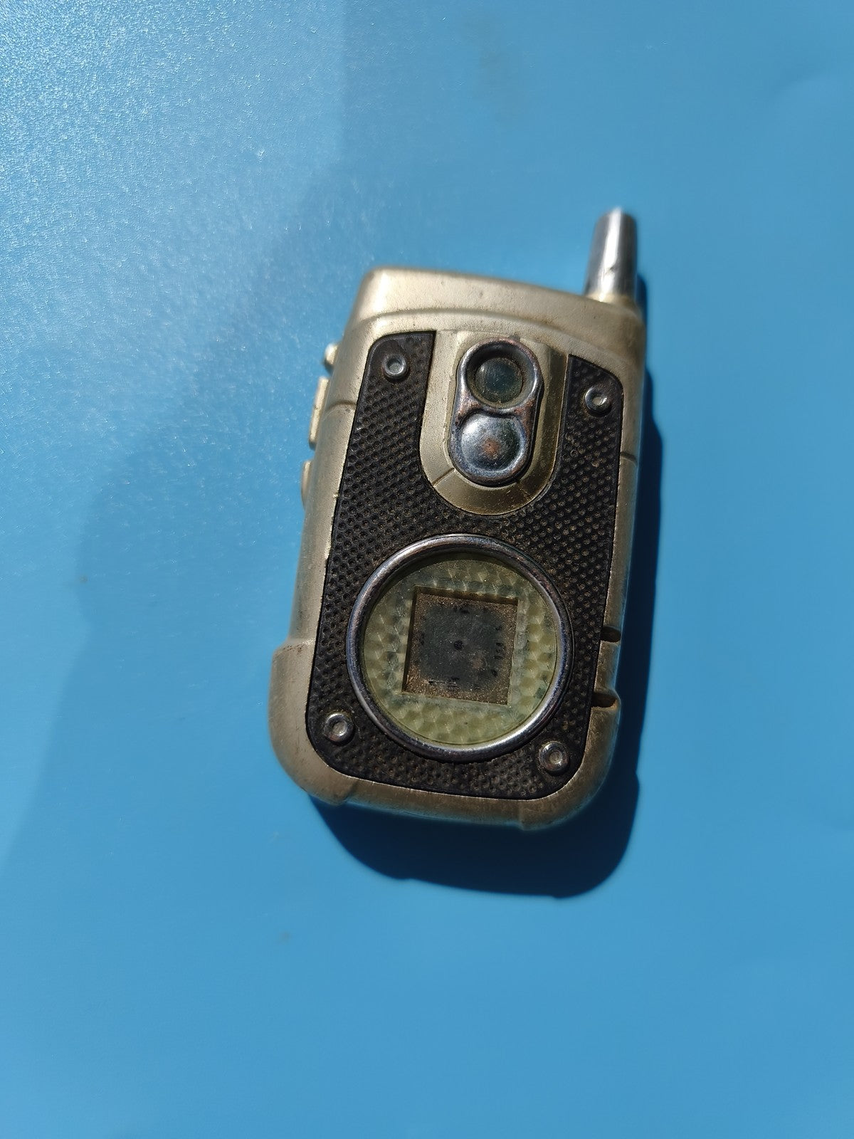 Ancien briquet publicitaire rétro forme téléphone portable à restaurer