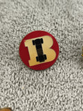 Pin's vintage auto B rouge crème, badge voiture Formule 1 rétro (Ref 1)
