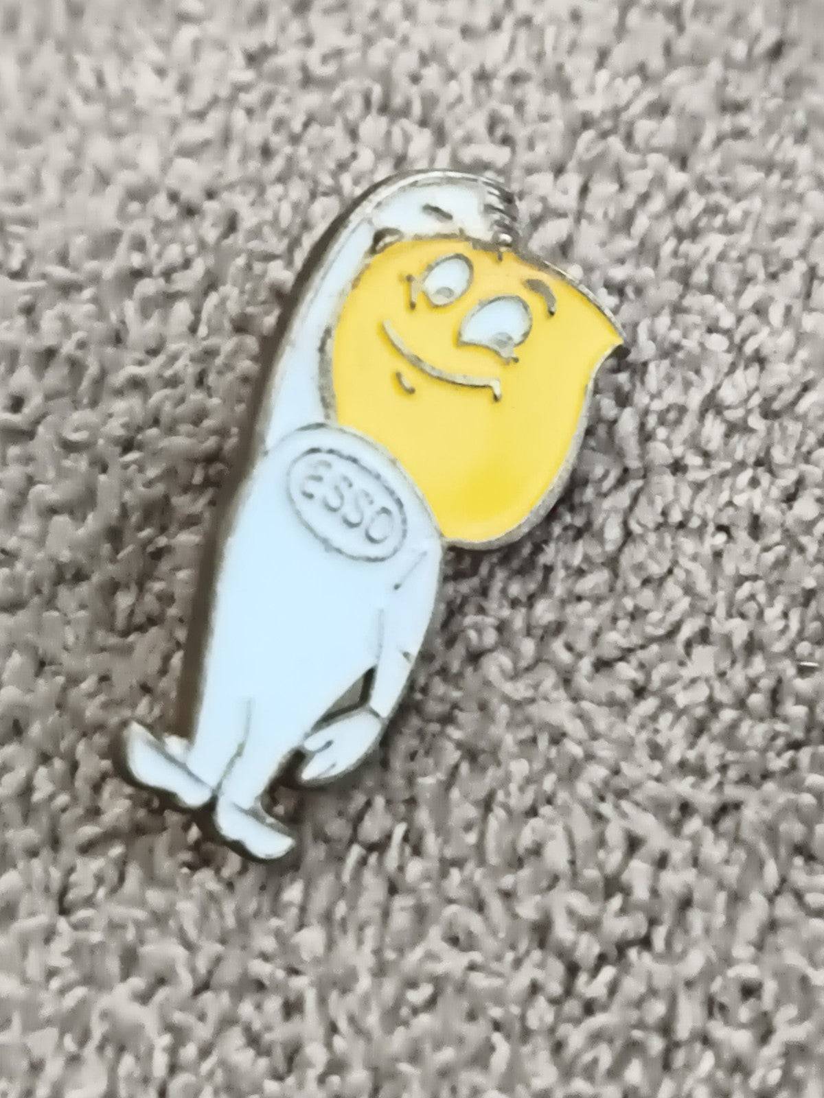 Pin's vintage Esso goutte jaune mascotte années 80-90 badge ancien publicitaire