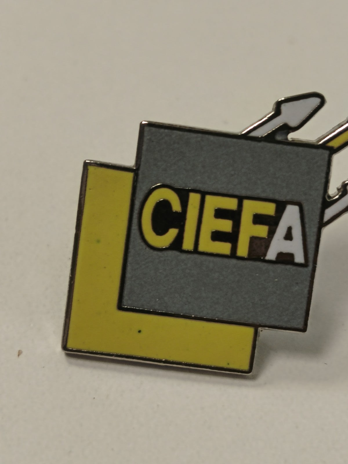 Pin's ancien CIEFA vintage rétro collection badge publicitaire France rare