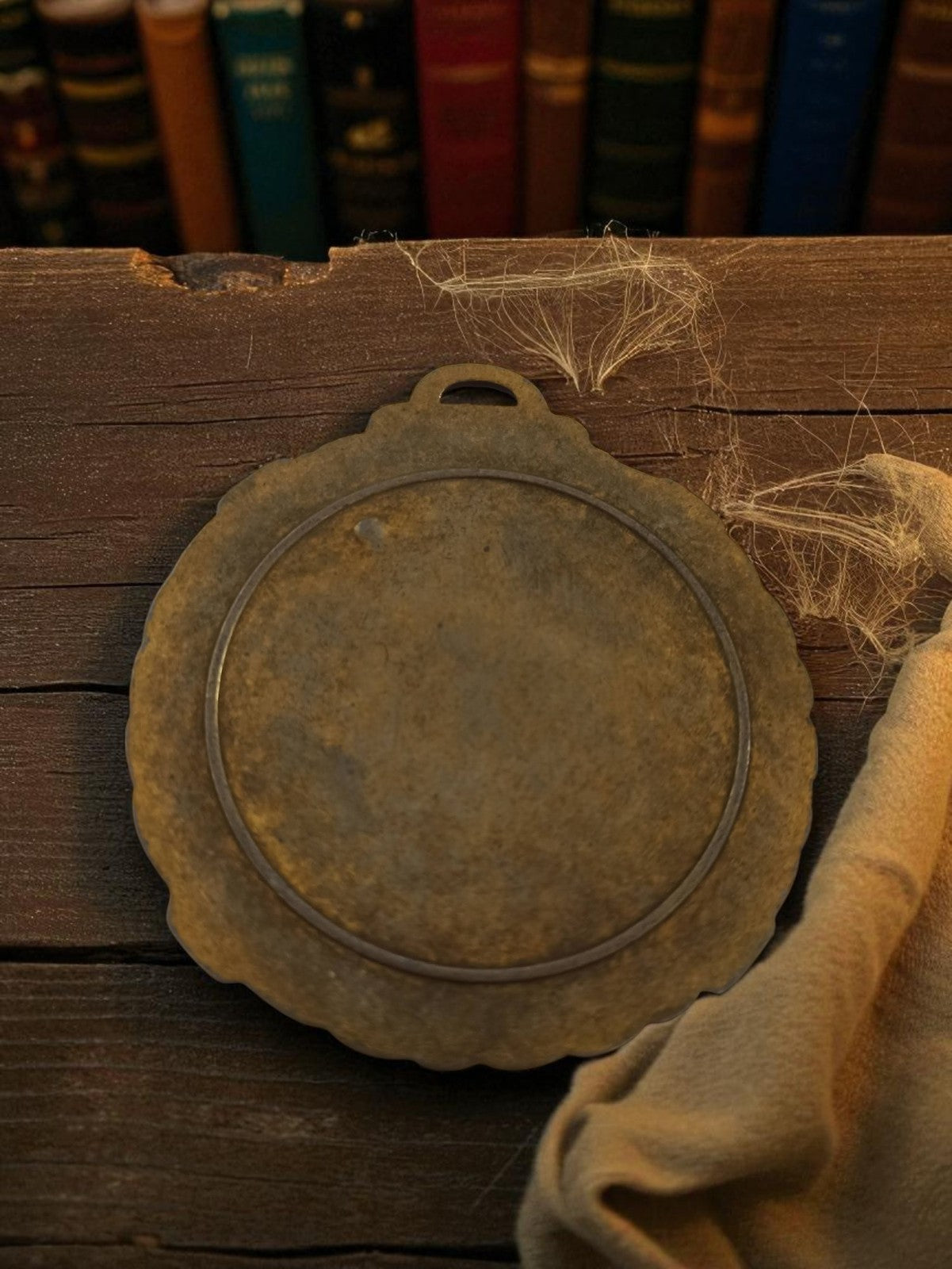 Médaille ancienne vintage patinée, forme ronde festonnée, objet déco