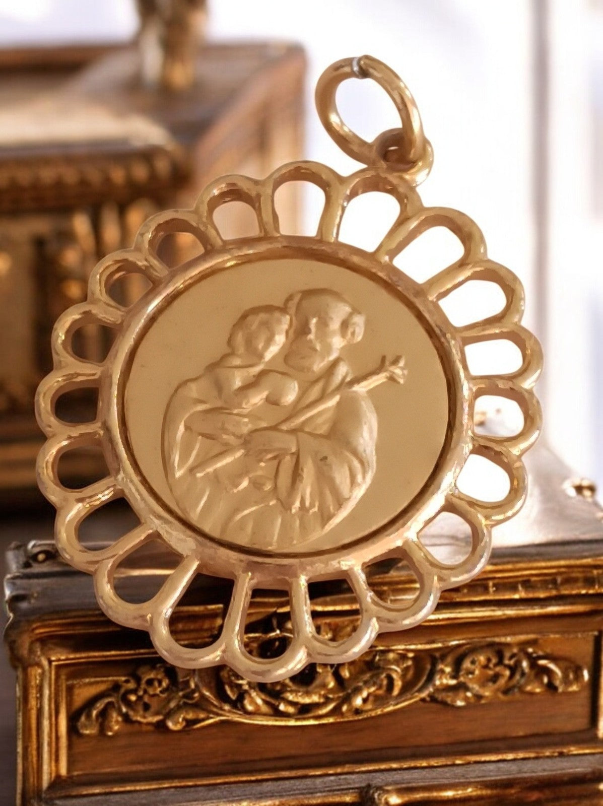 Pendentif religieux catholique vintage métal doré ajouré Saint Joseph