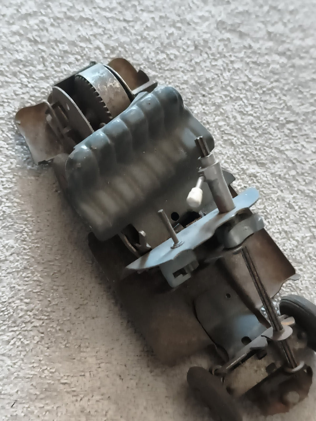 Châssis voiture miniature Schuco métal, Made in US-Zone Germany