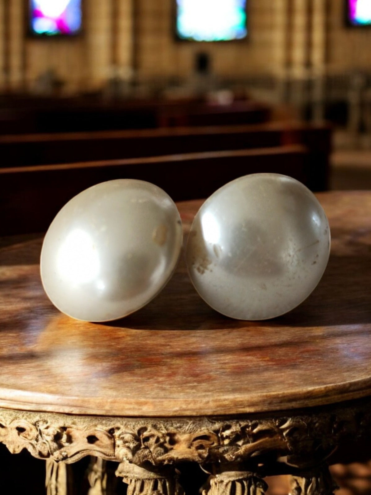 Boucles d’oreilles vintage bombées aspect perle blanche années 60/70 fantaisie