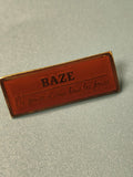 Vintage pin's rectangulaire BAZE rouge ancien ? Message souvenir (Ref 15)