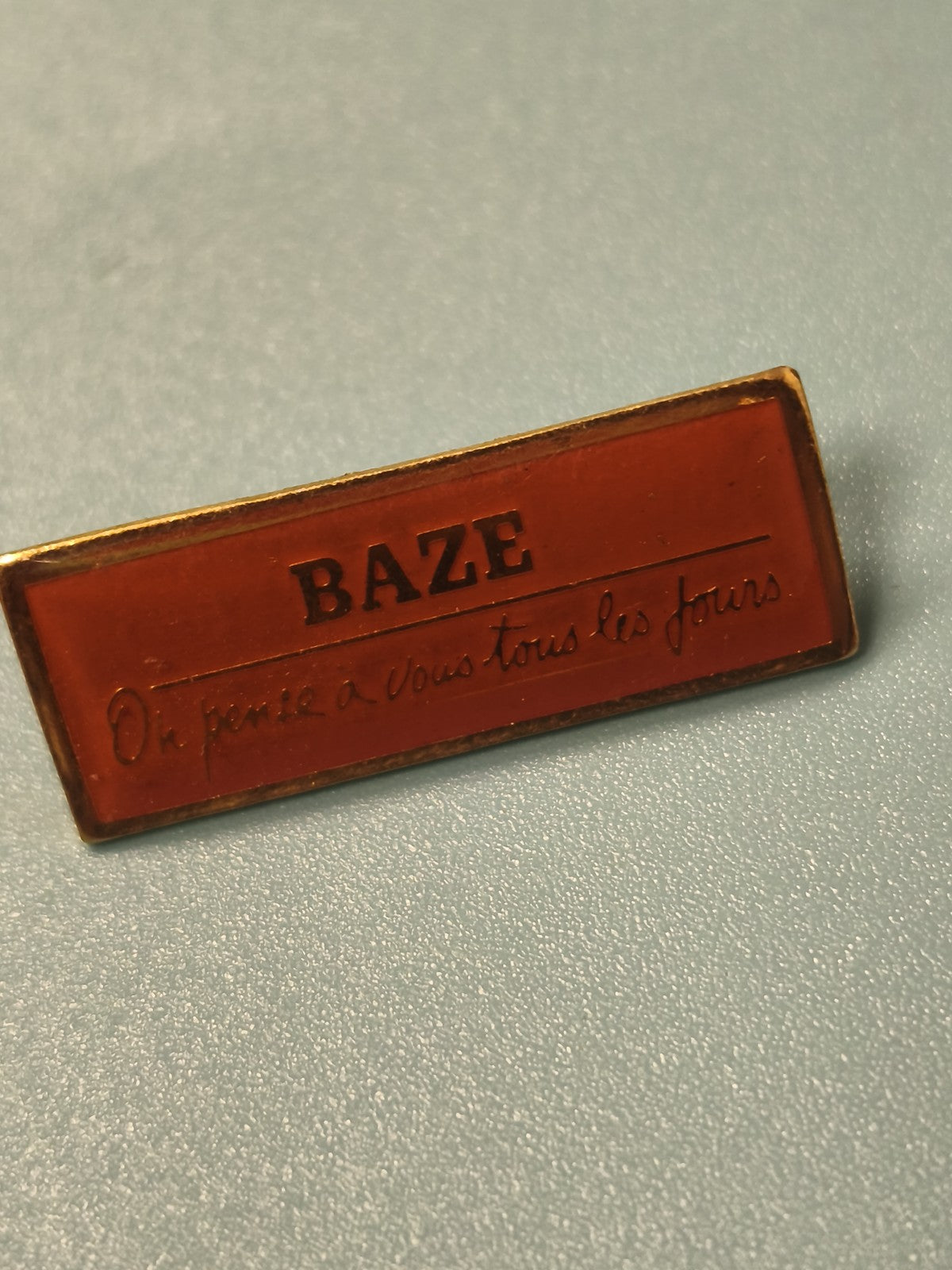 Vintage pin's rectangulaire BAZE rouge ancien ? Message souvenir (Ref 15)