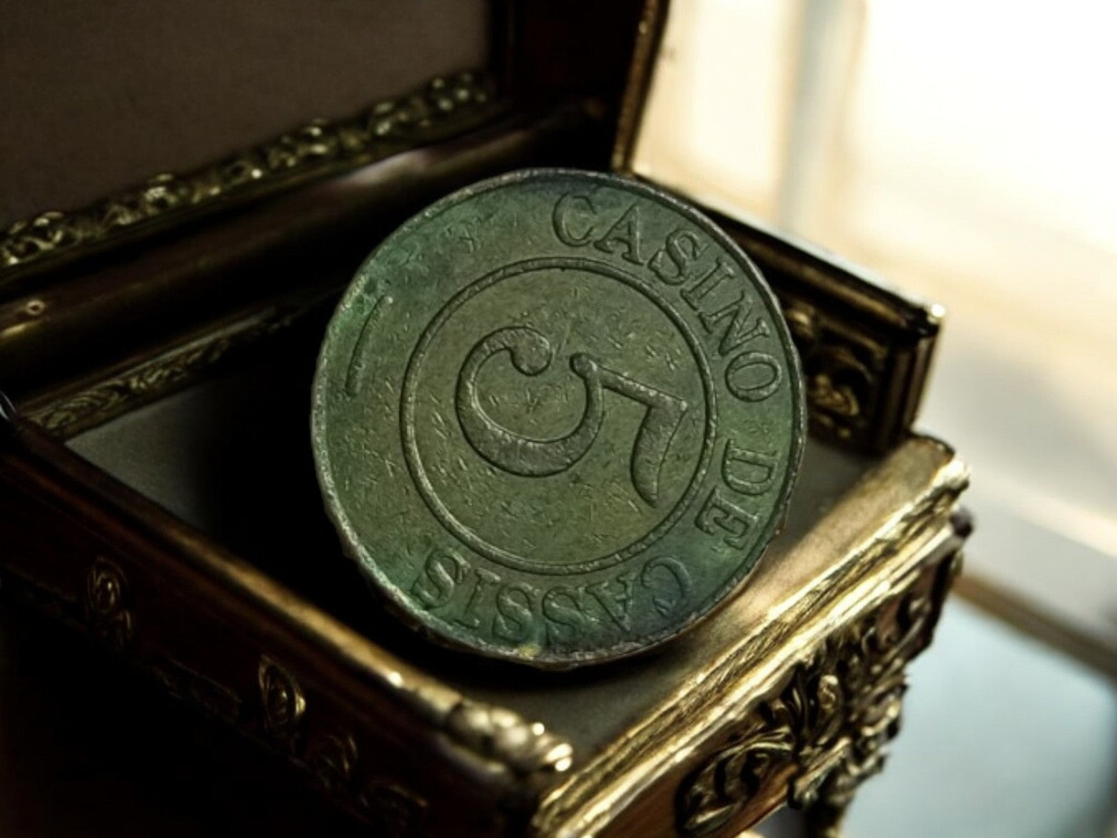 Jeton de casino vintage en métal vert – CASINO DE – souvenir jeux hasard
