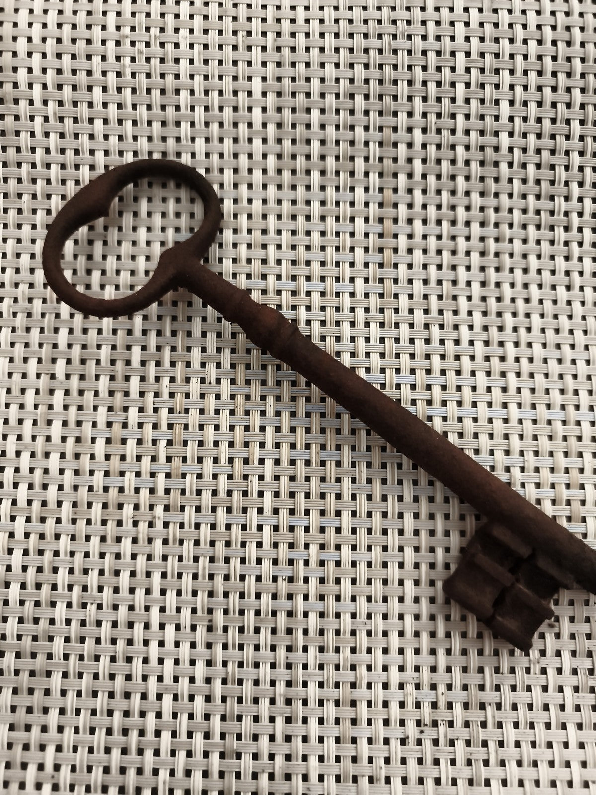 Ancienne clé de château – grande clé rustique, patine foncée, déco vintage