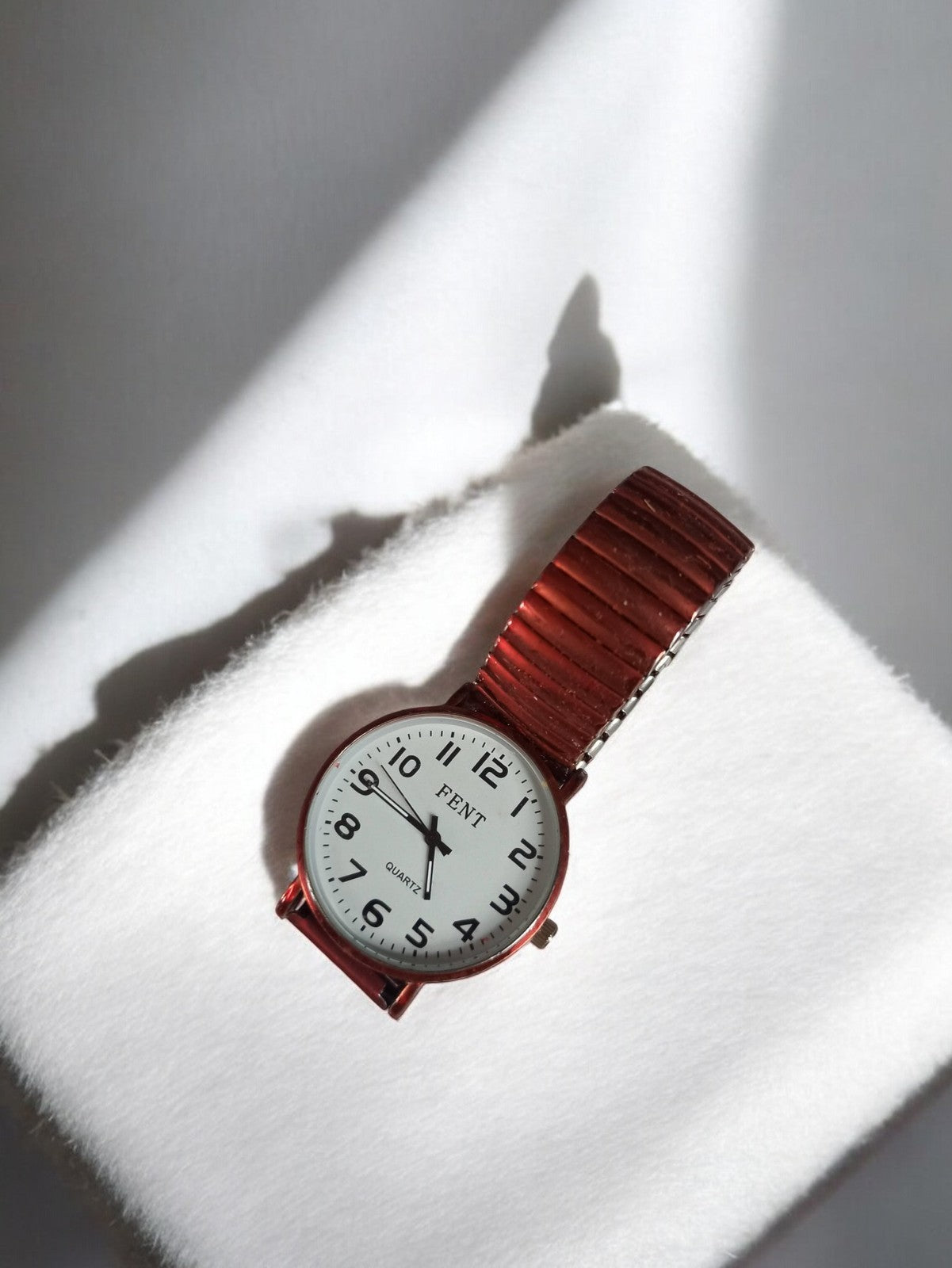 Montre femme FENT vintage rétro quartz bracelet extensible rouge