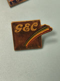 Vintage pin's GEC carré logo arc-en-ciel collection rétro ancien (Ref 5)