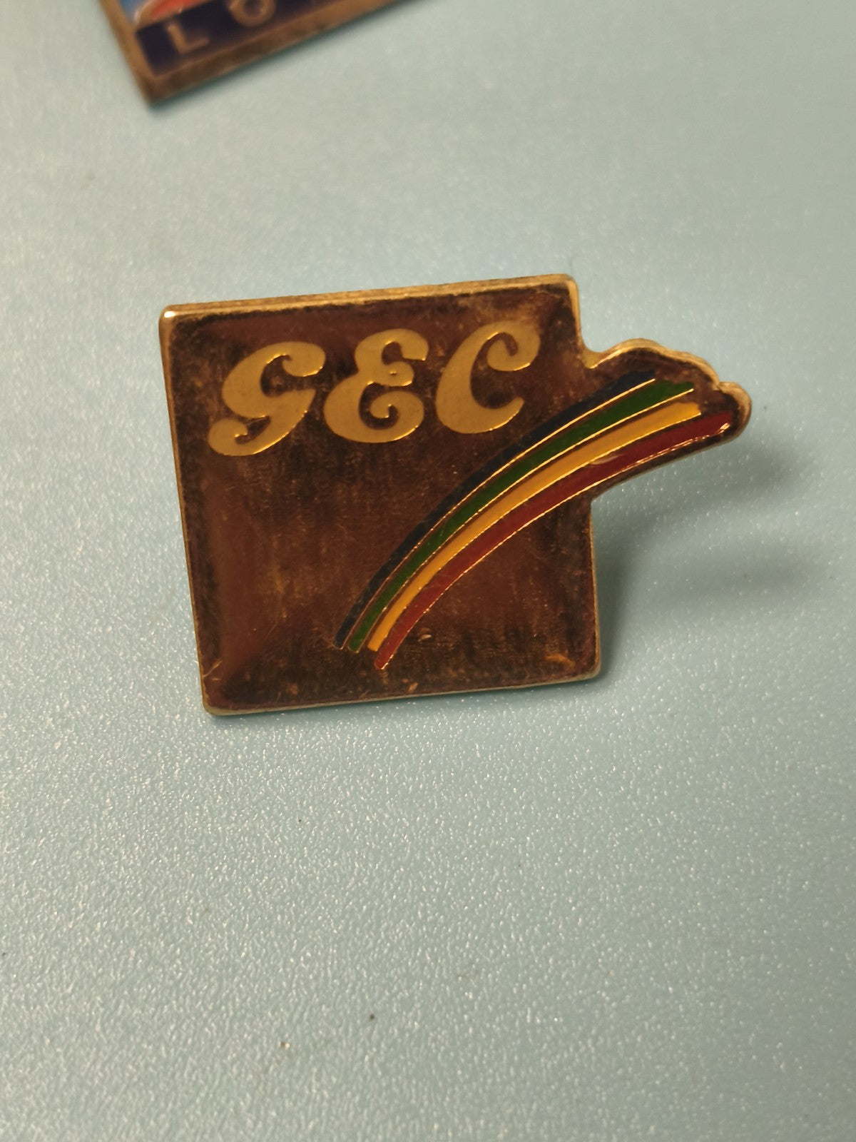 Vintage pin's GEC carré logo arc-en-ciel collection rétro ancien (Ref 5)