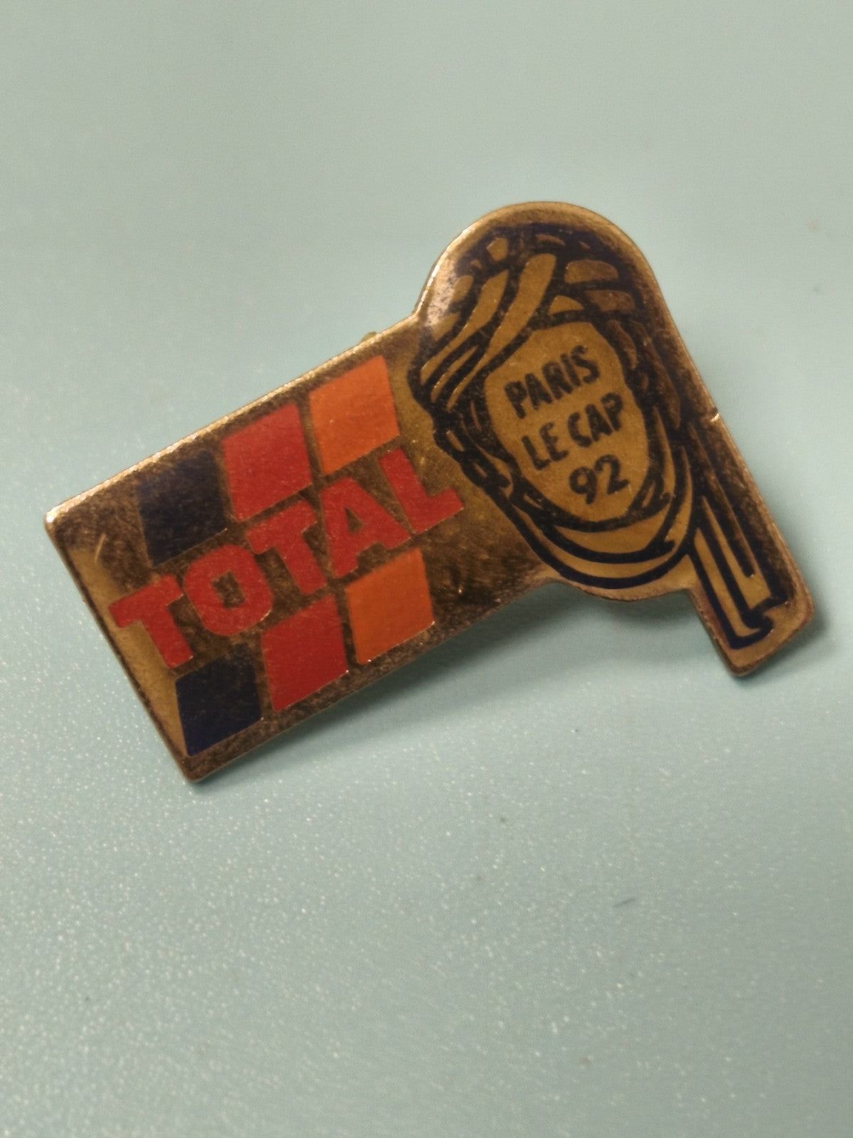 Vintage pin's TOTAL Paris Le Cap 92 rallye automobile collection