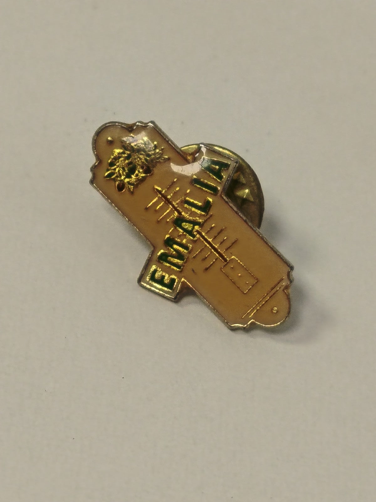Alter Retro-Emaille-Pin im Vintage-Stil, seltene gebrauchte Dekornadel