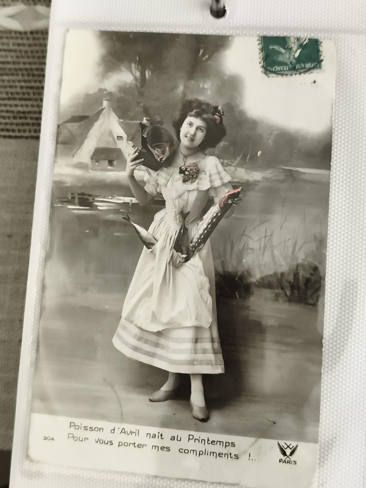 Carte postale ancienne Poisson d’Avril Paris photo humour 1900s noir et blanc CP
