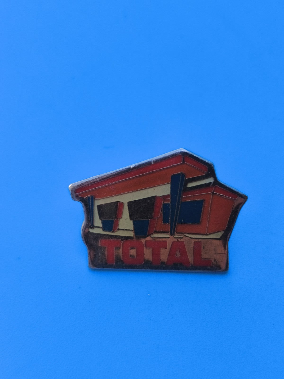 Vintage pin's TOTAL station essence rouge jaune collection automobile (Ref 8)