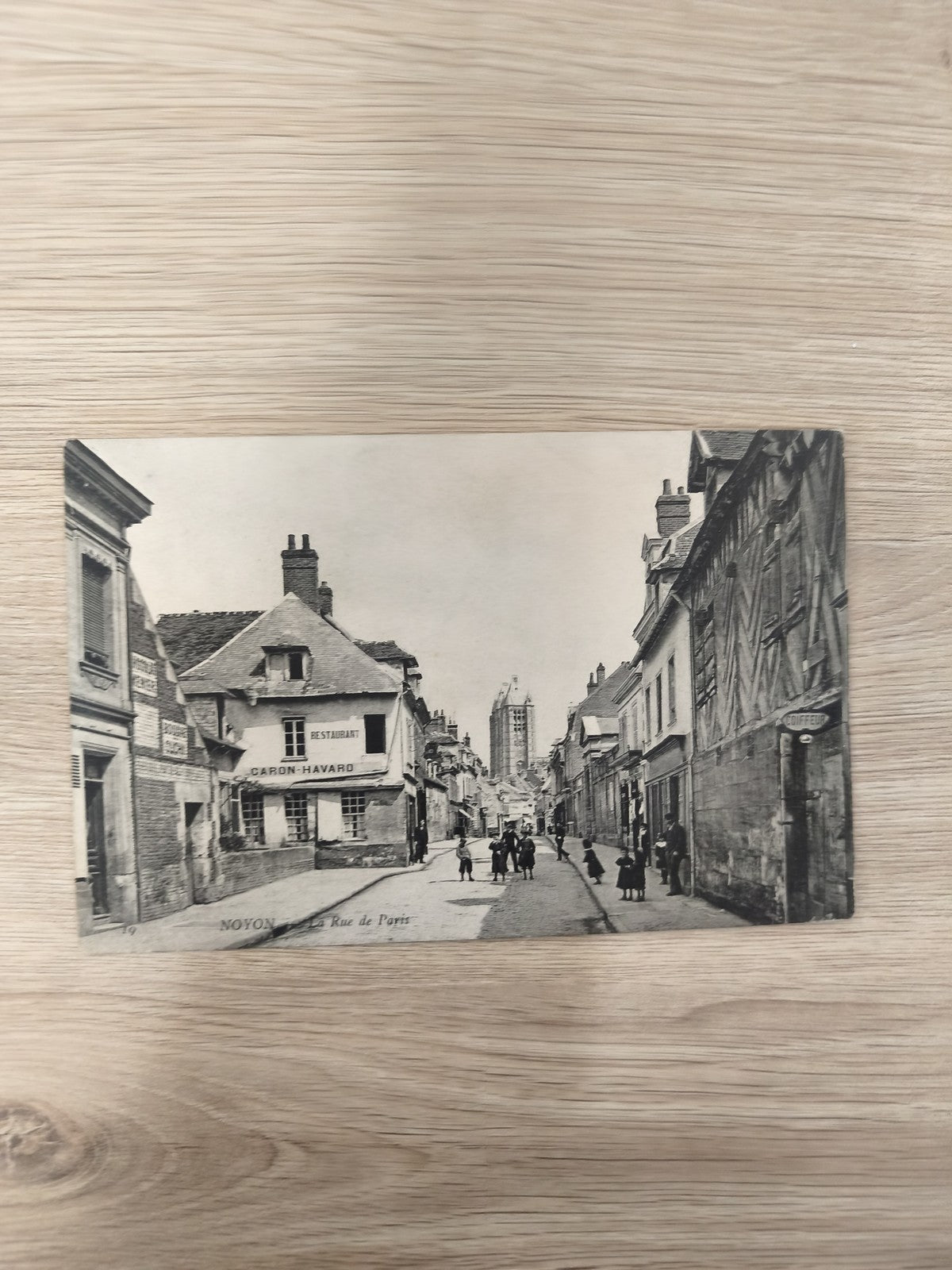 Ancienne carte postale CPA Noyon Rue de Paris animation rues France vintage