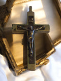 Petite croix religieuse catholique en métal vintage des années 1950