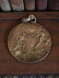 Médaille sportive vintage relais athlétisme aspect bronze course ancienne