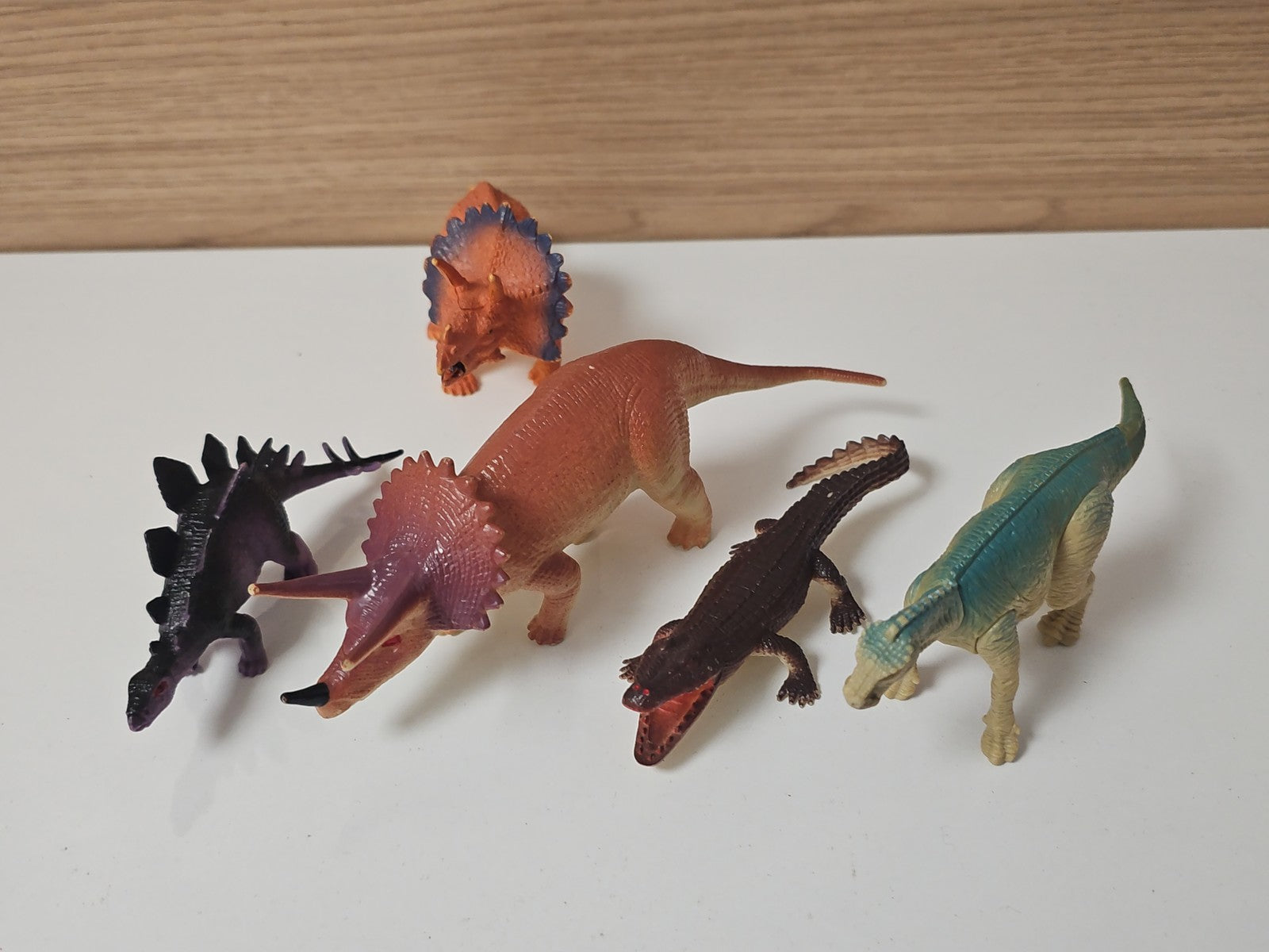 Lot de figurines dinosaures vintage et récents, collection anciens jouets dinos