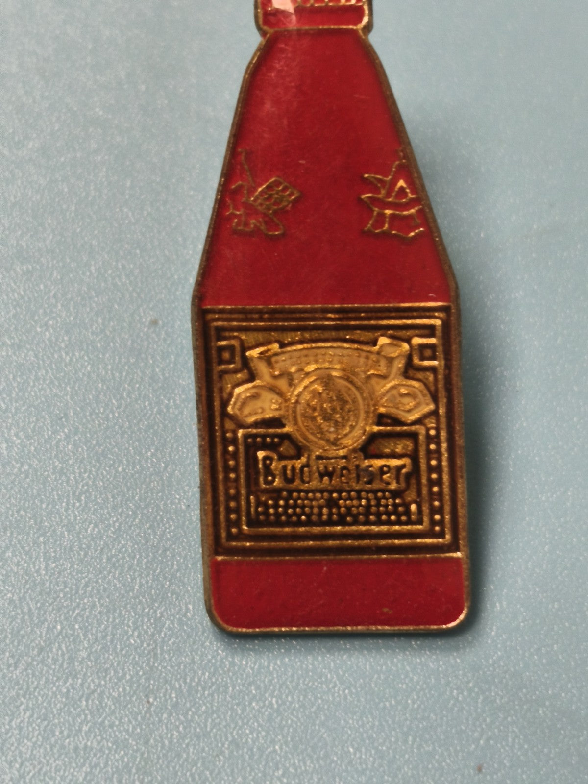 Vintage pin's Budweiser bouteille rouge émaillée collection bière (Ref 4)