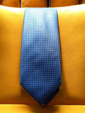 Cravate vintage en soie bleue, motif géométrique, style classique élégant
