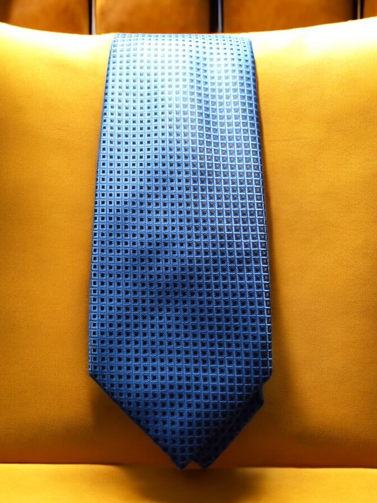 Cravate vintage en soie bleue, motif géométrique, style classique élégant
