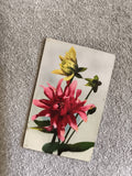 Carte postale fleur Dahlia rouge et bouton jaune illustration florale CPA