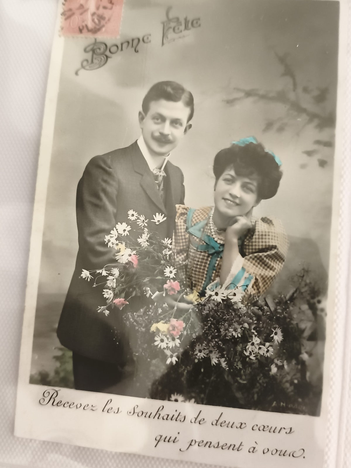 Carte postale ancienne Bonne Fête, couple fleuri, début XXe, CPA rétro