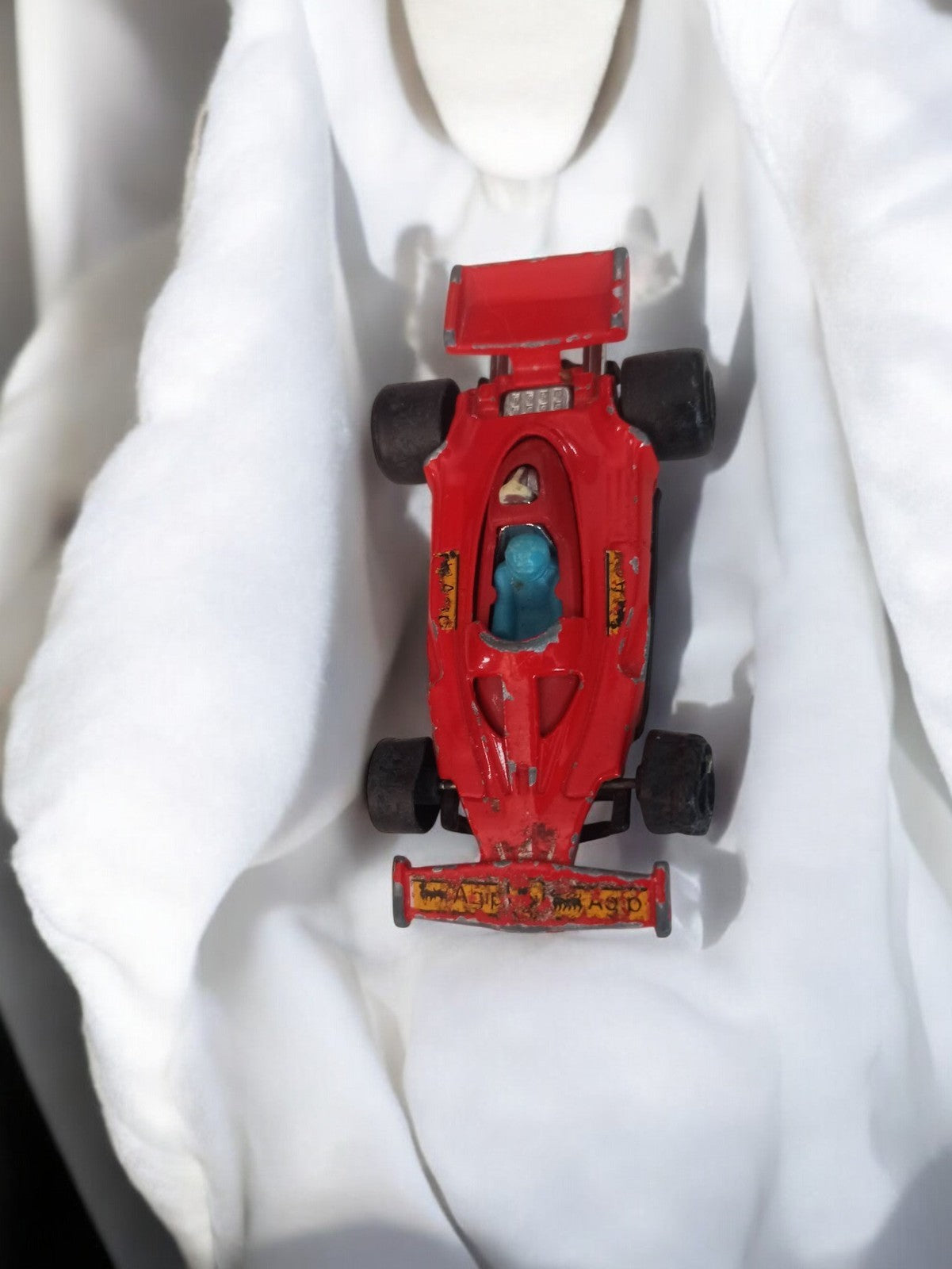 Voiture Formule 1 miniature vintage rouge, jouet ancien rétro F1 d’occasion
