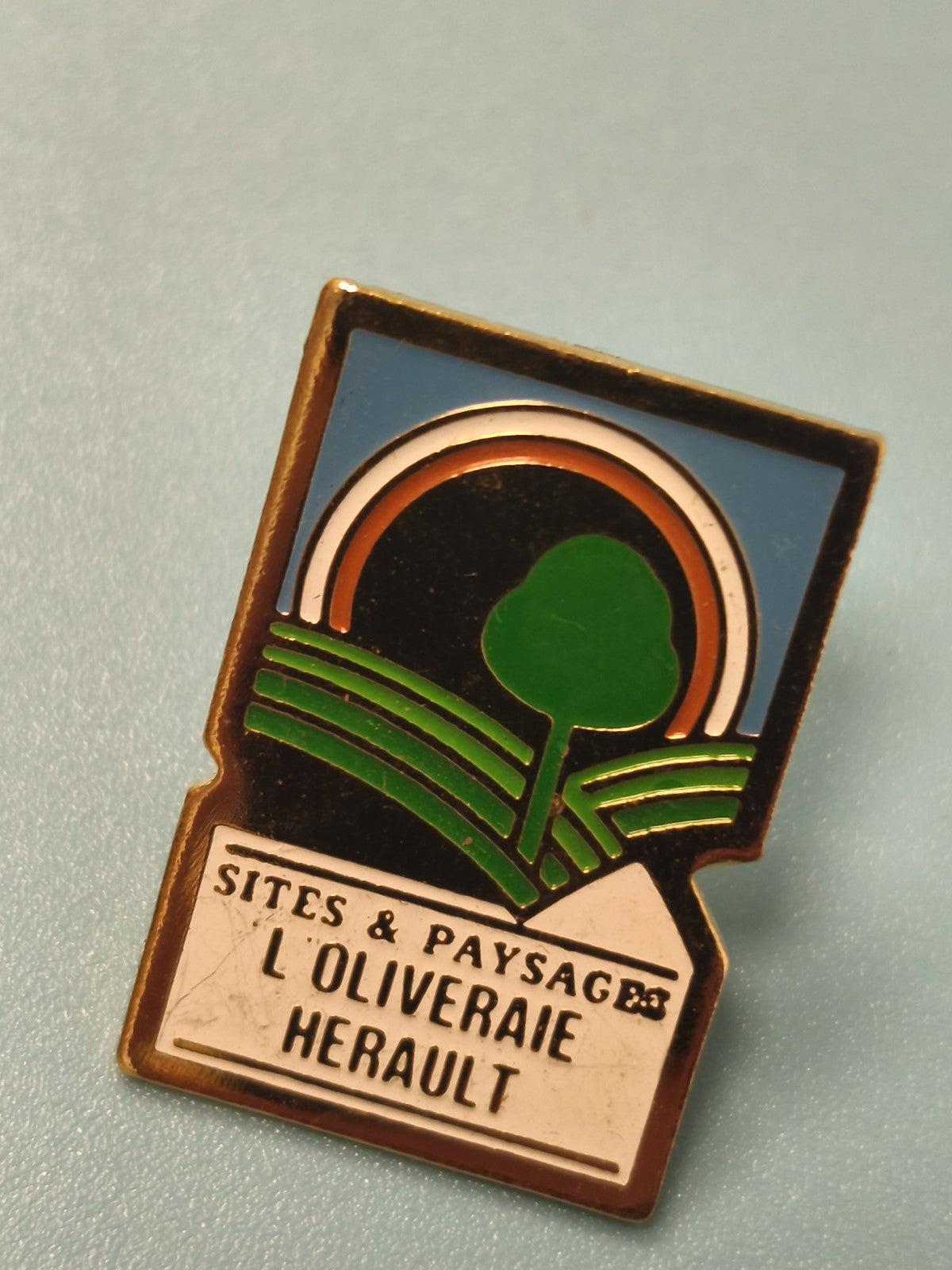 Pin's vintage Sites & Paysages L'Oliveraie Hérault émaillé vert bleu rétro