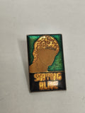 Pin's ancien rétro Staying Alive badge vintage collection musique années 80 rare
