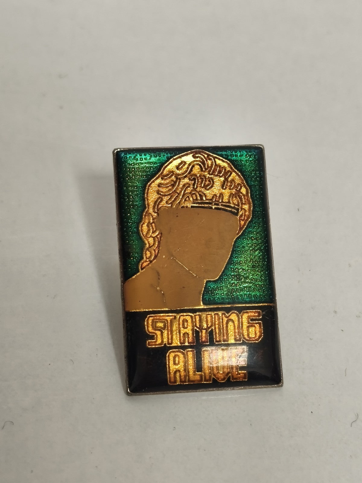 Pin's ancien rétro Staying Alive badge vintage collection musique années 80 rare