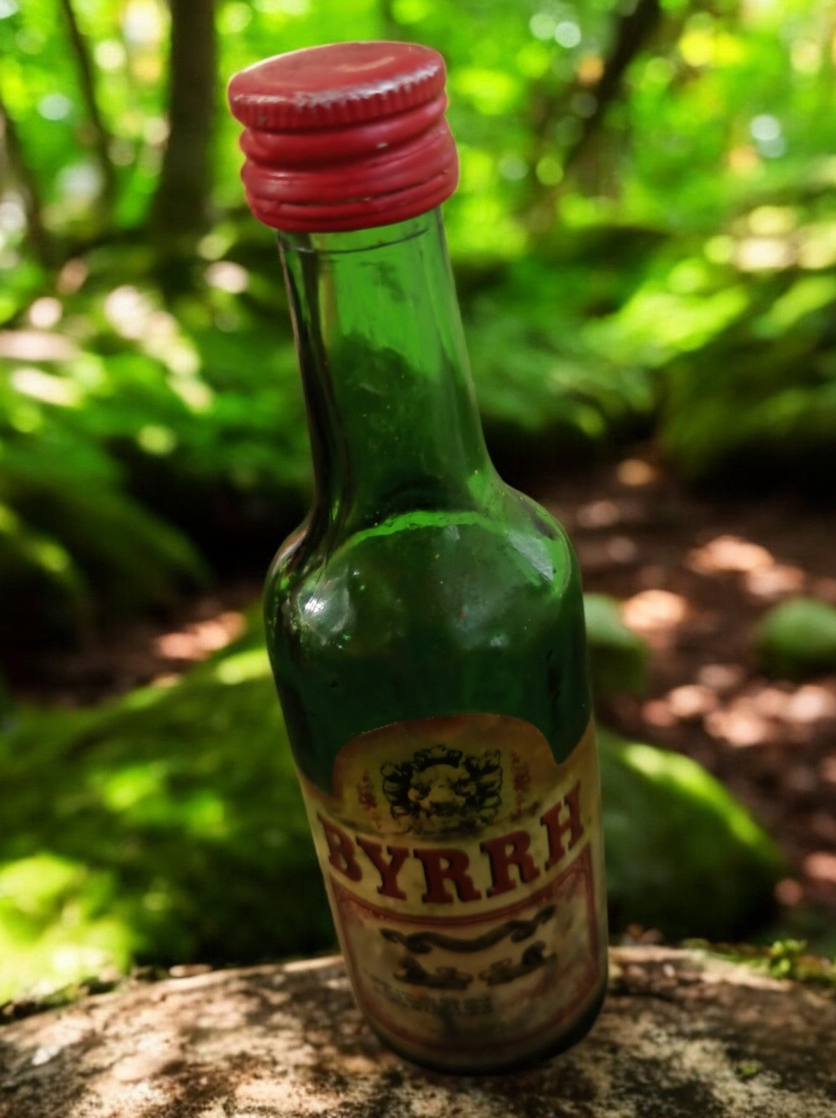 Bouteille mignonette Byrrh vintage, ancienne étiquette, bouchon rouge