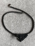 Collier perles hématite design géométrique noir gris pierres naturelles