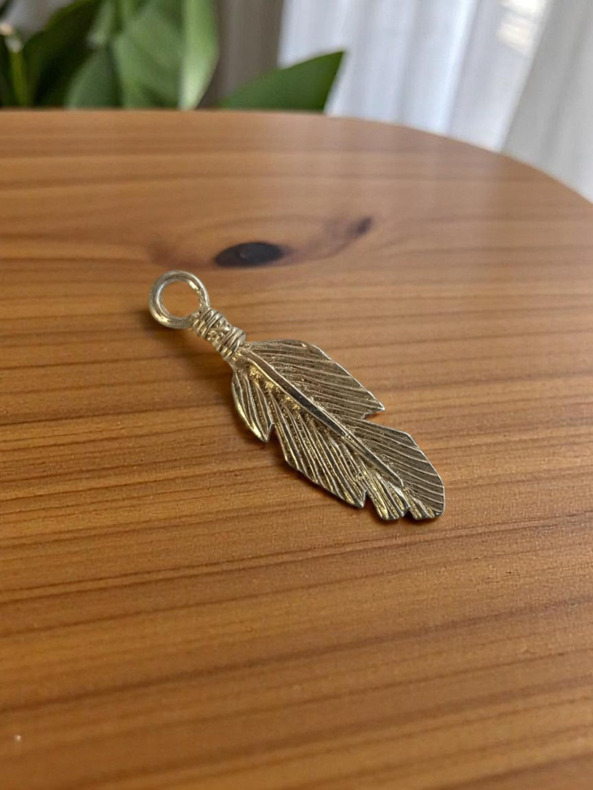 Pendentif plume vintage métal doré années 1950 bijou rétro deadstock