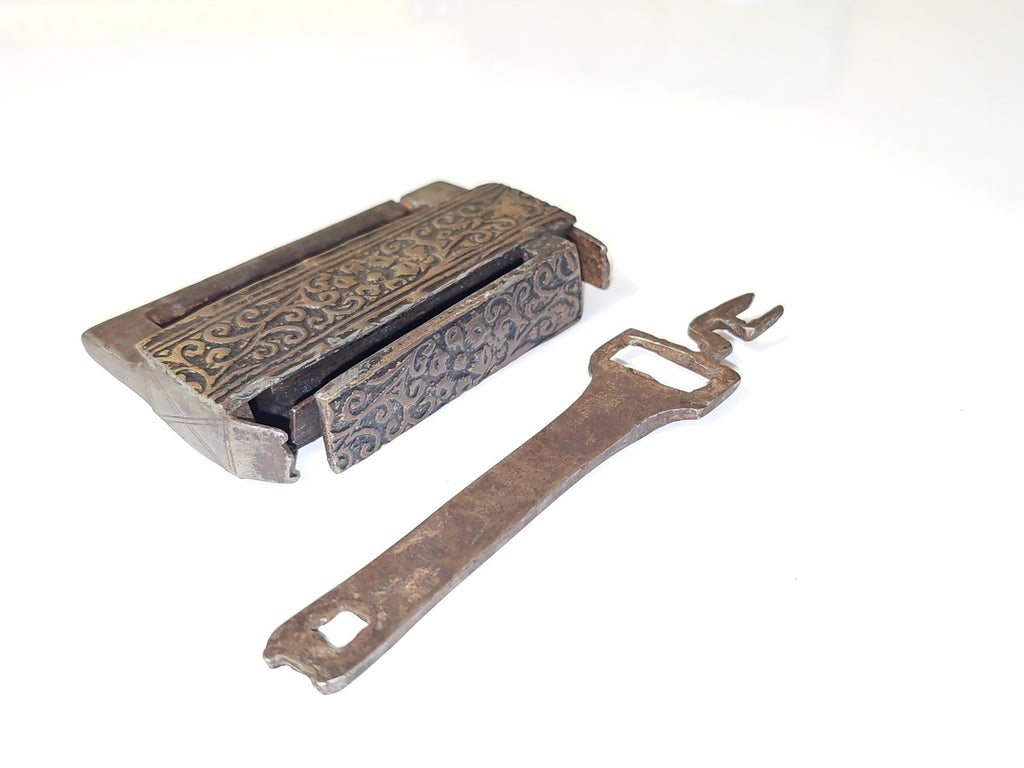 Cadenas ancien vintage à système mécanique, objet rétro pour collectionneur