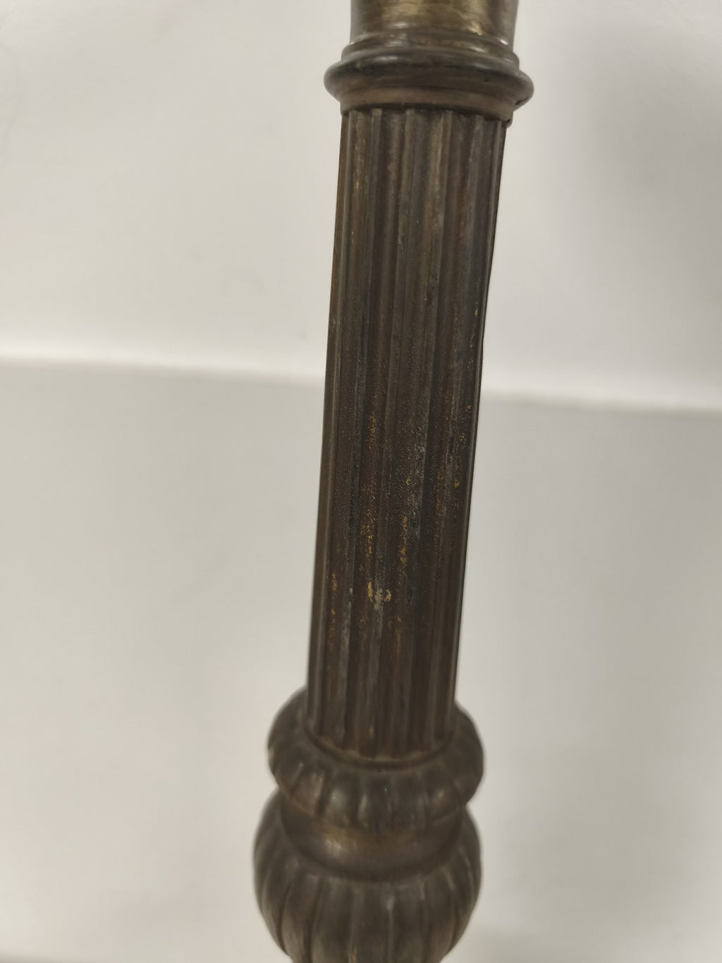 Ancien grand pique-cierge d?autel métal patiné, monté en lampe socle tripode