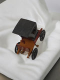 Voiture miniature rétro style ancien, toit noir, déco vintage véhicule