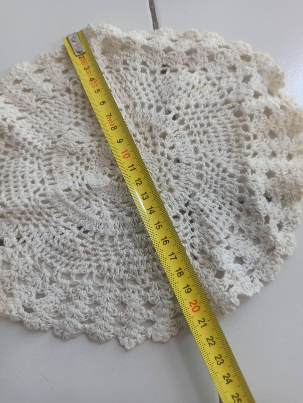 Set de table rond crocheté vintage blanc, napperon ancien déco rétro
