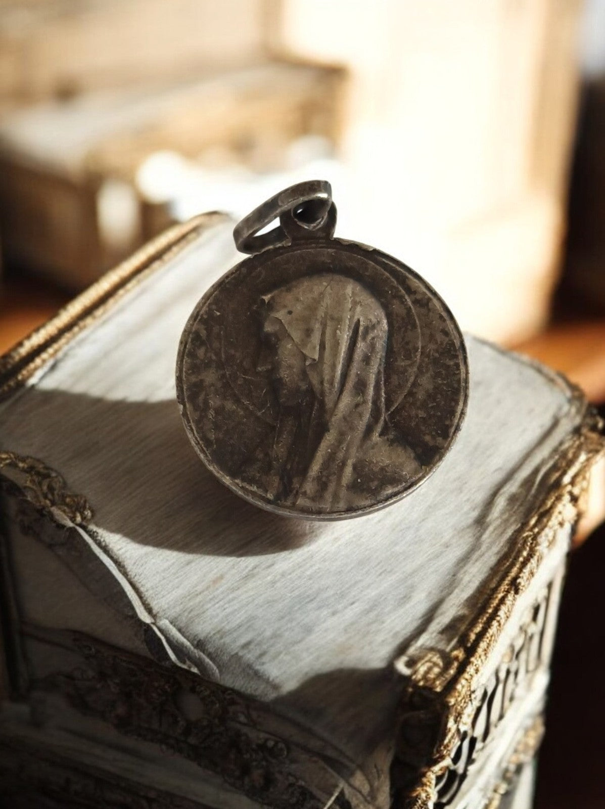 Pendentif religieux ancien Vierge profil médaillon catholique vintage