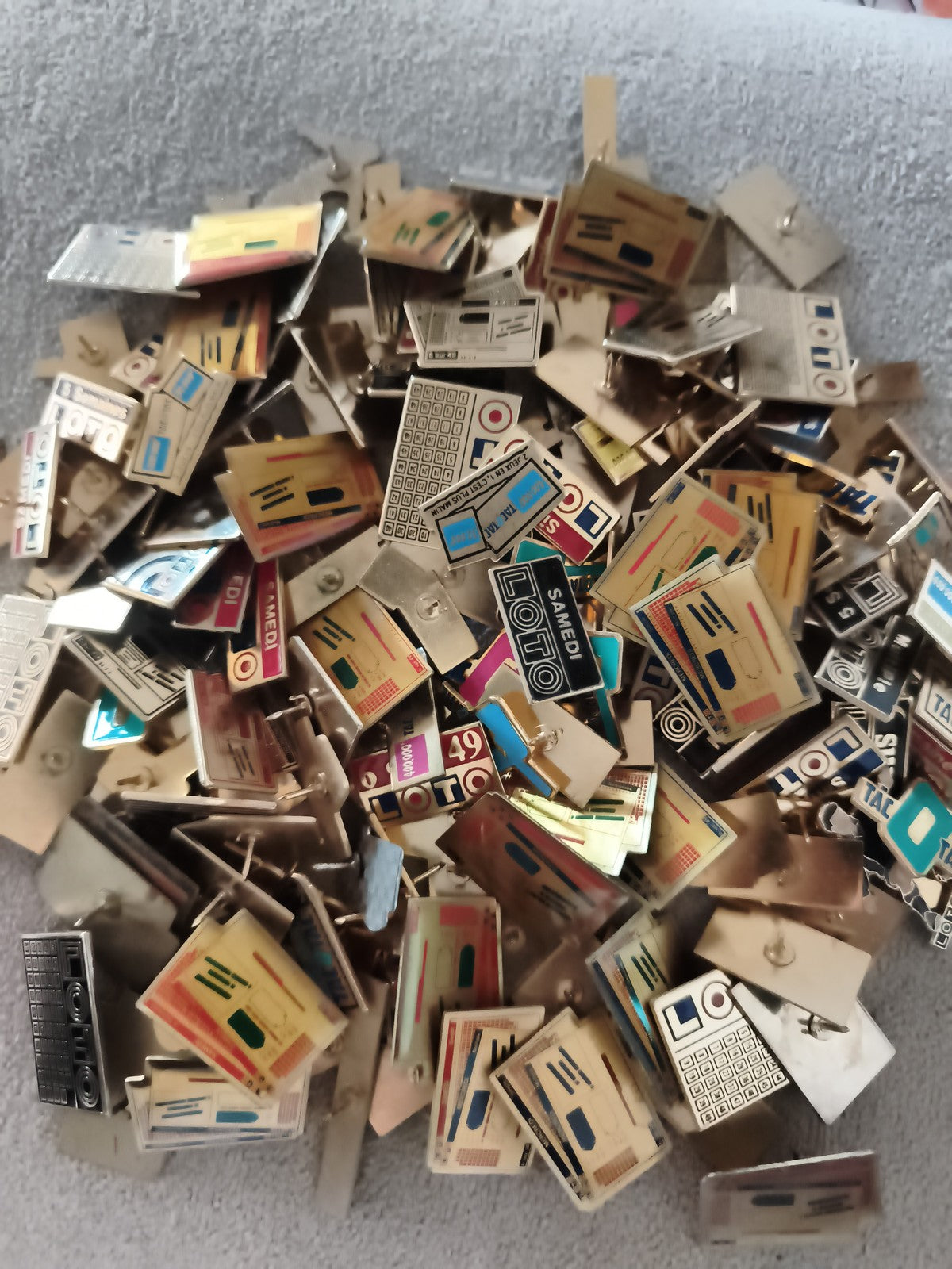 Gros lot de pin's Loto rectangulaires, aspect métallique, jeux de hasard (Ref 14