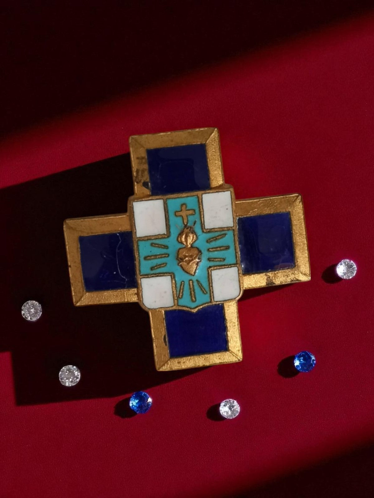 Broche croix catholique vintage dorée émail bleu religieux ancien