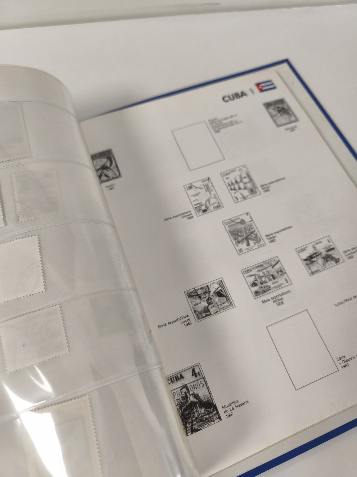 Classeur de timbres partiellement rempli, pages thématiques, couverture bleue