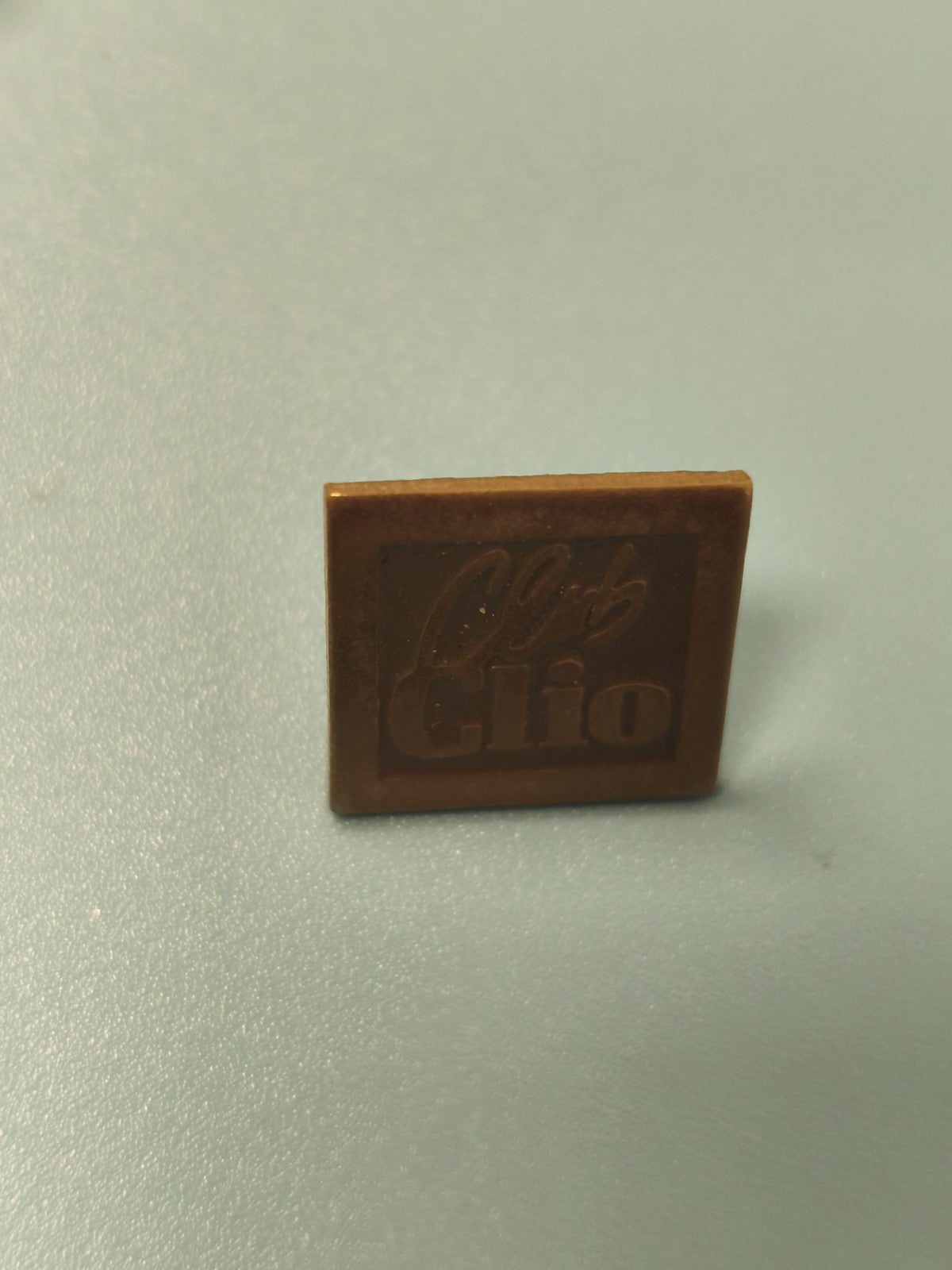 Vintage pin's Club Clio carré marron badge ancien collection Renault