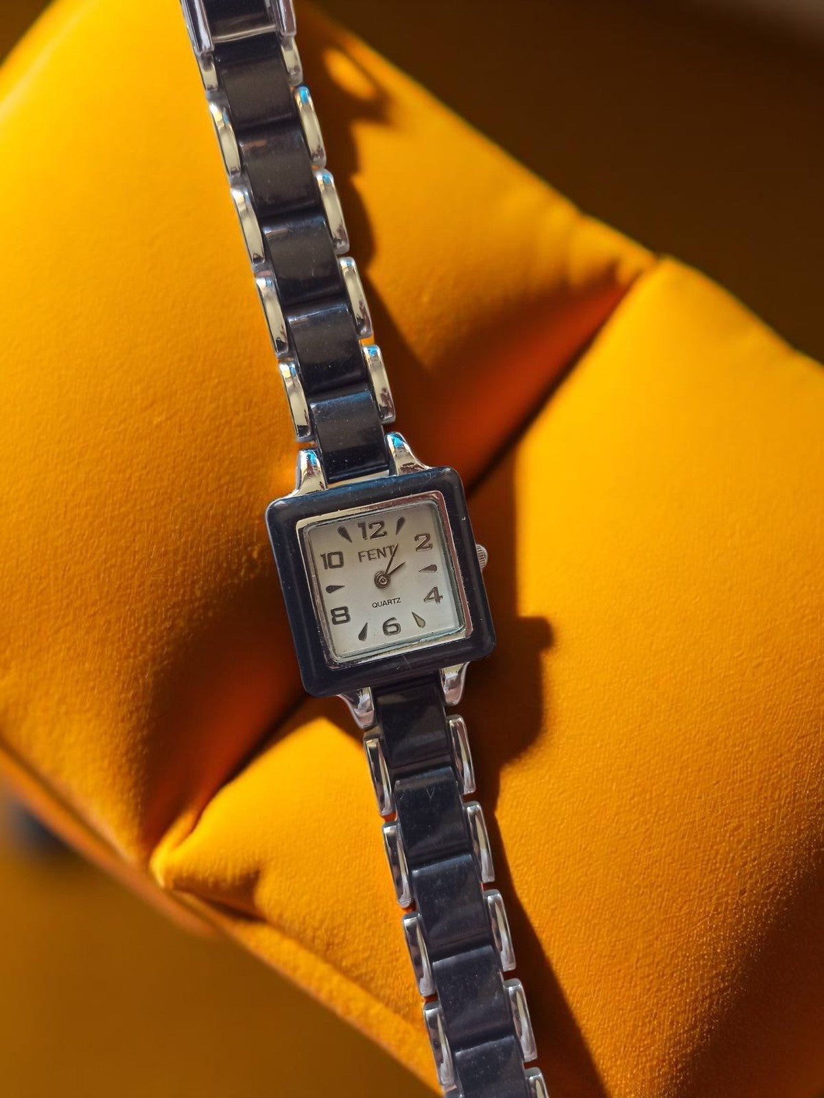 Montre femme FENT vintage quartz cadran carré bracelet noir argenté rétro