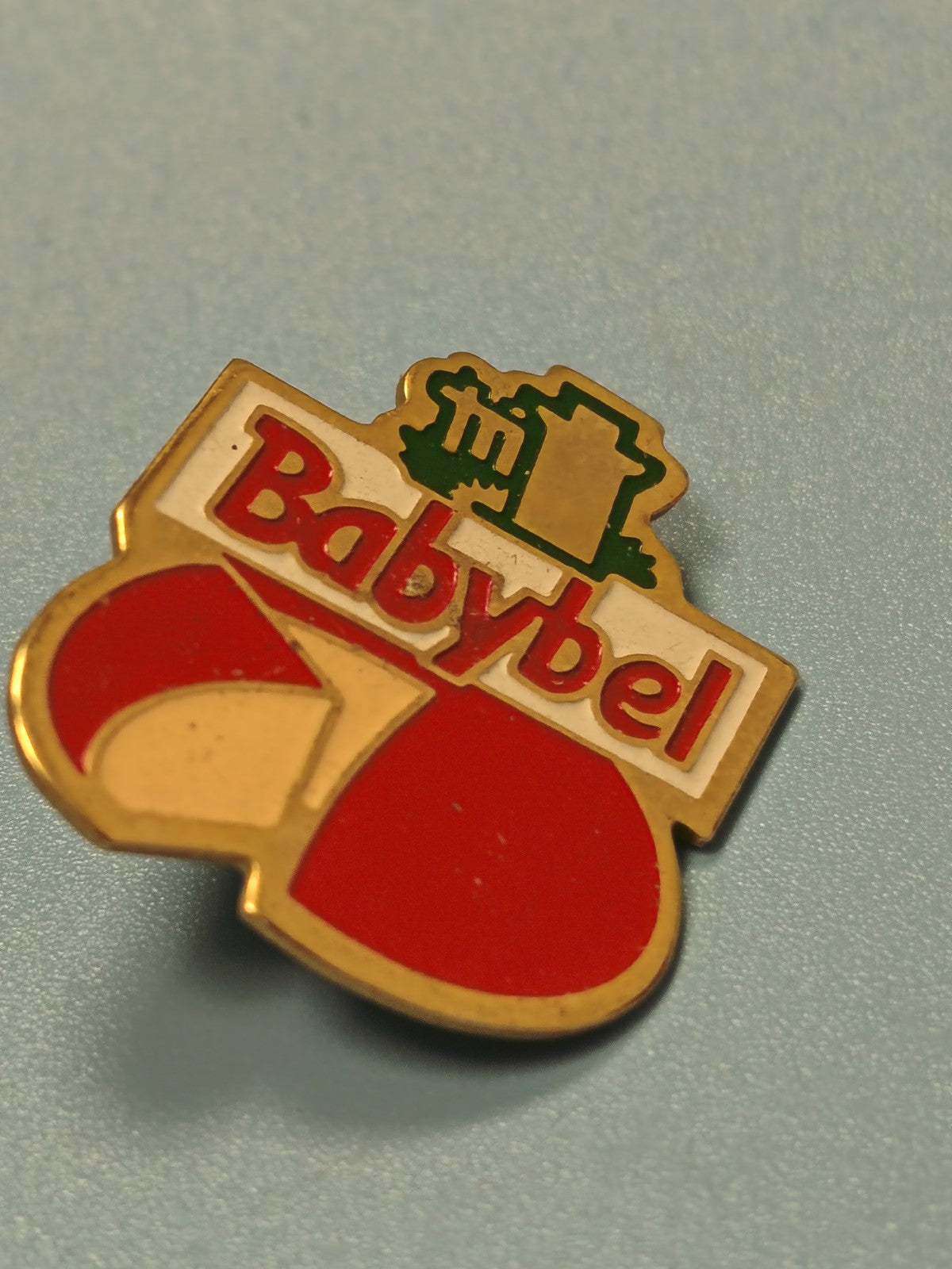 Vintage pin's Babybel rouge et doré logo fromage publicitaire collection