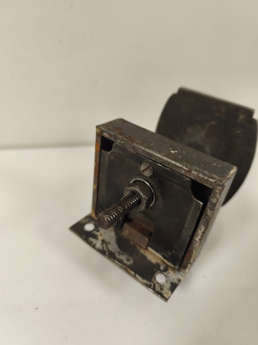 Ancienne poignée serrure de porte vintage, métal patiné, forme rectangulaire