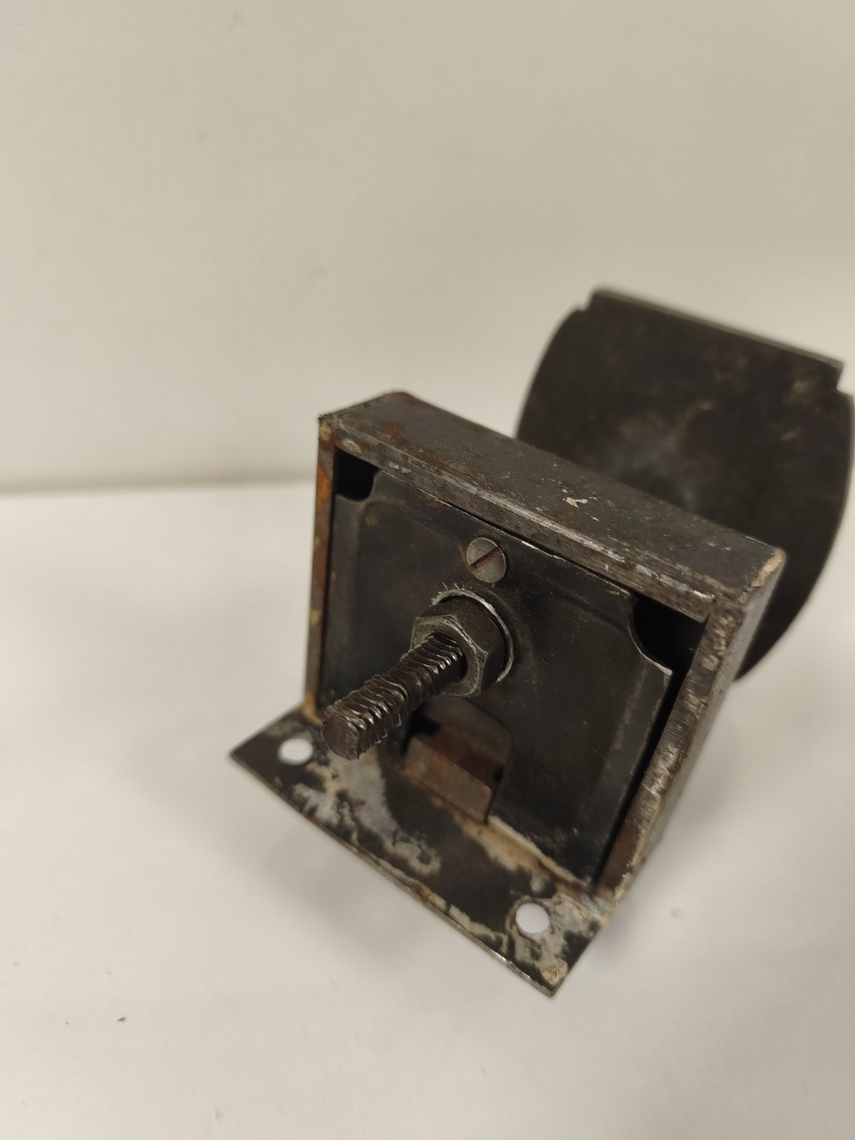 Ancienne poignée serrure de porte vintage, métal patiné, forme rectangulaire
