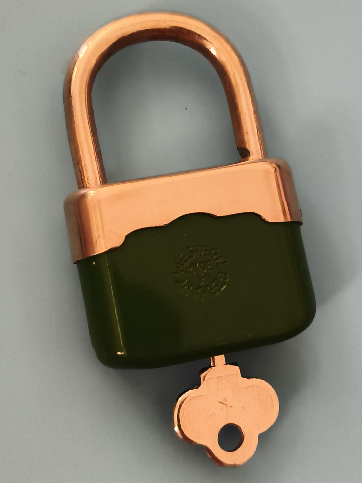 Cadenas ancien Western couleur vert et cuivre avec clé vintage padlock