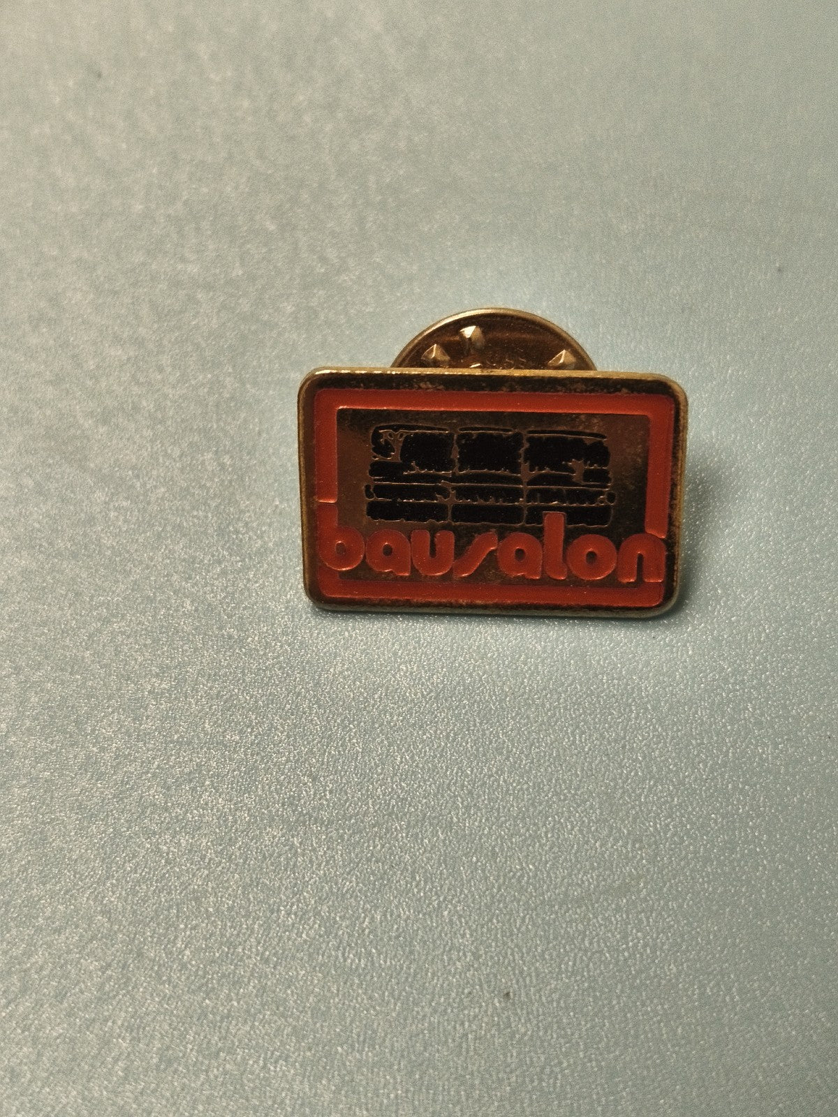 Vintage pin's bausalon rectangulaire rouge noir collection badge ancien (Ref 3)
